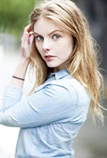 How tall is Nell Hudson?